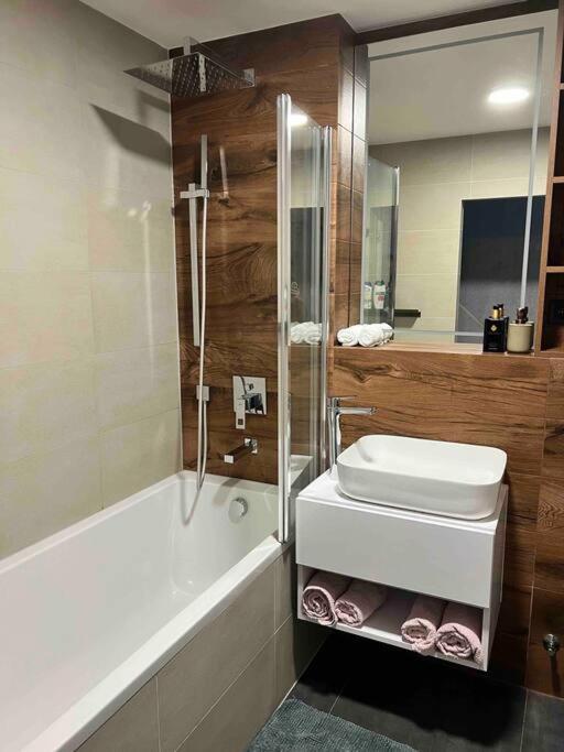 Luxury Pearl With Parking Place In Holesovice Prague Luaran gambar