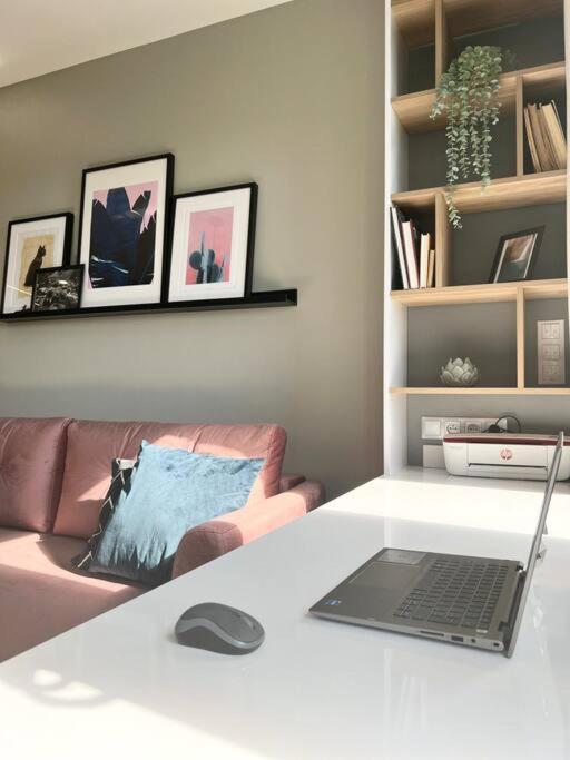 Luxury Pearl With Parking Place In Holesovice Prague Luaran gambar